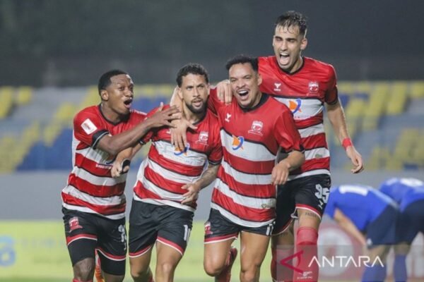 Berikut adalah beberapa alternatif judul untuk artikel tentang Madura United yang sedang mempersiapkan diri dengan motivasi tinggi menjelang pertandingan melawan PSIS Semarang:

1. "Madura United: Semangat Tinggi Menyongsong Pertandingan Melawan PSIS Semarang"
2. "Berkomitmen Tinggi, Madura United Siap Hadapi PSIS Semarang"
3. "Madura United: Motivasi Melambung Jelang Duel Panas Melawan PSIS Semarang"
4. "Siap Tempur! Madura United Kini Dengan Motivasi yang Menggebu Sebelum Lawan PSIS Semarang"
5. "Gairah Bertanding: Madura United Bersiap Lawan PSIS Semarang dengan Motivasi Penuh"
6. "Madura United Siap Tampil Maksimal: Motivasi Tinggi Menuju Pertandingan Melawan PSIS Semarang"
7. "Dengan Semangat Membara, Madura United Akan Hadapi PSIS Semarang"

Semoga salah satu dari judul ini cocok untuk kebutuhan Anda!