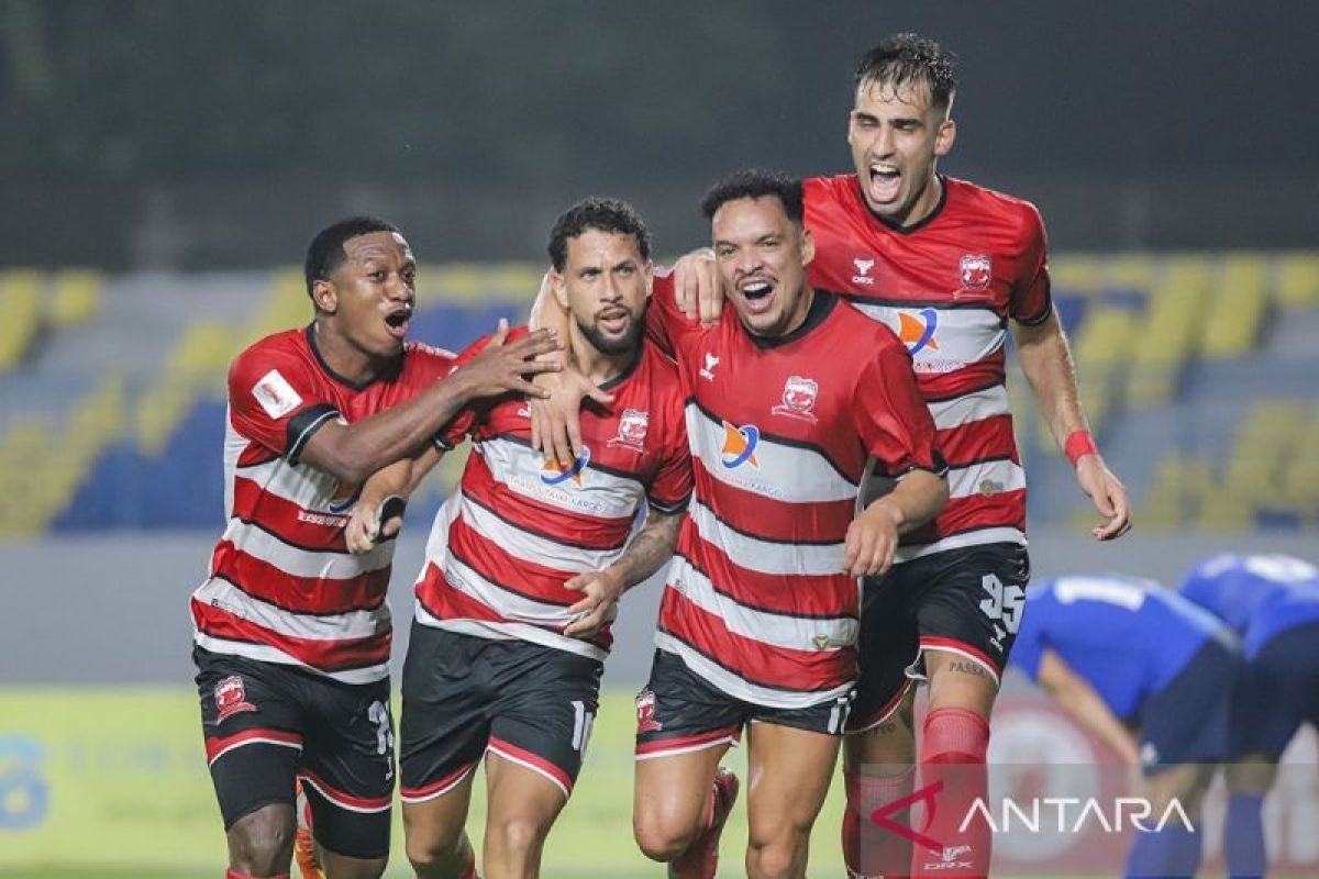 Berikut adalah beberapa alternatif judul untuk artikel tentang Madura United yang sedang mempersiapkan diri dengan motivasi tinggi menjelang pertandingan melawan PSIS Semarang:

1. "Madura United: Semangat Tinggi Menyongsong Pertandingan Melawan PSIS Semarang"
2. "Berkomitmen Tinggi, Madura United Siap Hadapi PSIS Semarang"
3. "Madura United: Motivasi Melambung Jelang Duel Panas Melawan PSIS Semarang"
4. "Siap Tempur! Madura United Kini Dengan Motivasi yang Menggebu Sebelum Lawan PSIS Semarang"
5. "Gairah Bertanding: Madura United Bersiap Lawan PSIS Semarang dengan Motivasi Penuh"
6. "Madura United Siap Tampil Maksimal: Motivasi Tinggi Menuju Pertandingan Melawan PSIS Semarang"
7. "Dengan Semangat Membara, Madura United Akan Hadapi PSIS Semarang"

Semoga salah satu dari judul ini cocok untuk kebutuhan Anda!