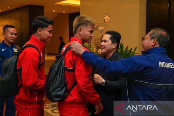 Sure! Here are some alternative titles for "Rombongan pemain timnas Indonesia tiba di Sydney":

1. "Timnas Indonesia Mendarat di Sydney"
2. "Pemain Tim Nasional Indonesia Tiba di Sydney"
3. "Kedatangan Timnas Indonesia di Sydney"
4. "Pemain Timnas Indonesia Sapa Sydney"
5. "Rombongan Timnas Indonesia Menyentuh Tanah Sydney"
6. "Timnas Indonesia Resmi Tiba di Sydney"
7. "Pemain Timnas Indonesia Siap Menghadapi Tantangan di Sydney"
8. "Kehadiran Timnas Indonesia di Sydney"
9. "Jakarta to Sydney: Timnas Indonesia Tiba di Australia"
10. "Sambutan Hangat untuk Timnas Indonesia di Sydney"

Feel free to let me know if you need more options or specific themes!