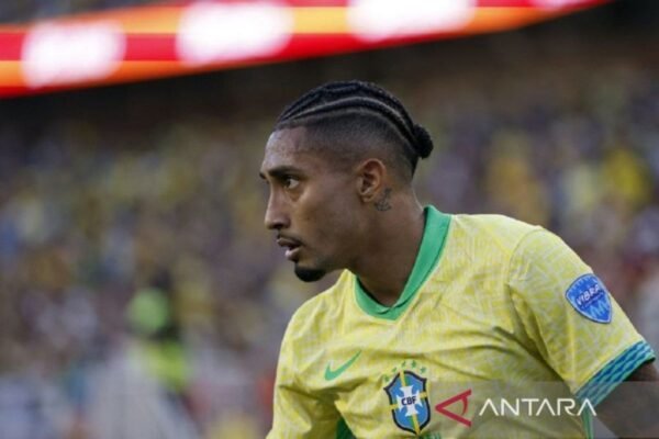 Berikut beberapa alternatif judul untuk "Raphinha sesumbar akan cetak gol saat melawan Timnas Argentina":

1. "Raphinha Percaya Diri Bakal Cetak Gol Melawan Argentina"
2. "Raphinha Yakin Sukses Kemas Gol di Pertandingan Kontra Argentina"
3. "Percaya Diri! Raphinha Siap Cetak Gol di Laga Melawan Argentina"
4. "Raphinha Targetkan Gol di Pertandingan Lawan Timnas Argentina"
5. "Raphinha Optimis Akan Mencetak Gol Saat Berhadapan dengan Argentina" 

Silakan pilih yang sesuai atau minta lebih banyak opsi!