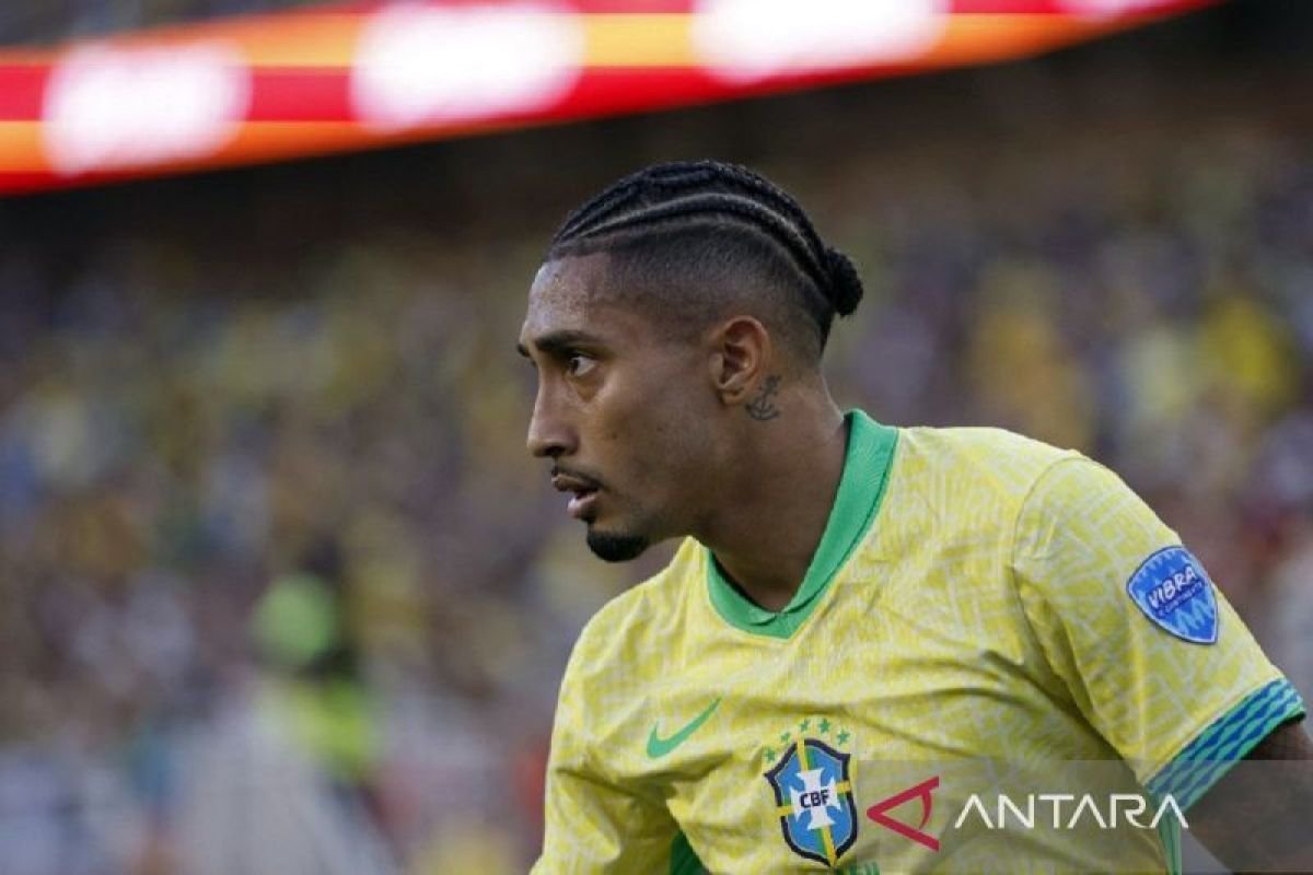 Berikut beberapa alternatif judul untuk "Raphinha sesumbar akan cetak gol saat melawan Timnas Argentina":

1. "Raphinha Percaya Diri Bakal Cetak Gol Melawan Argentina"
2. "Raphinha Yakin Sukses Kemas Gol di Pertandingan Kontra Argentina"
3. "Percaya Diri! Raphinha Siap Cetak Gol di Laga Melawan Argentina"
4. "Raphinha Targetkan Gol di Pertandingan Lawan Timnas Argentina"
5. "Raphinha Optimis Akan Mencetak Gol Saat Berhadapan dengan Argentina" 

Silakan pilih yang sesuai atau minta lebih banyak opsi!