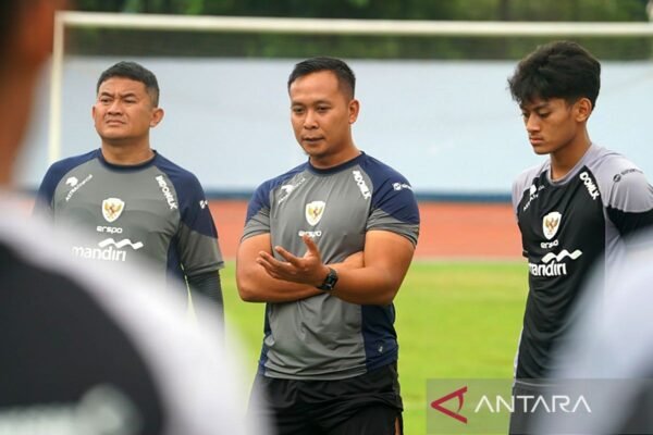 Here are some alternative titles for "Sofie Imam jadi Asisten Pelatih Fisik Timnas Indonesia":

1. "Sofie Imam Menjadi Asisten Pelatih Fisik untuk Timnas Indonesia"
2. "Sofie Imam Dilantik Sebagai Asisten Pelatih Fisik Timnas Indonesia"
3. "Kehadiran Sofie Imam sebagai Asisten Pelatih Fisik Timnas Indonesia"
4. "Sofie Imam Mewakili Langkah Baru sebagai Asisten Pelatih Fisik Timnas Indonesia"
5. "Sofie Imam Resmi Bergabung Sebagai Asisten Pelatih Fisik Timnas Indonesia"
6. "Sofie Imam Ambil Peran Sebagai Asisten Pelatih Fisik Timnas Indonesia"
7. "Sofie Imam: Asisten Pelatih Fisik Baru bagi Timnas Indonesia"
8. "Timnas Indonesia Memperkuat Barisan dengan Sofie Imam Sebagai Asisten Pelatih Fisik"
  
Feel free to mix and match or modify any of these suggestions!
