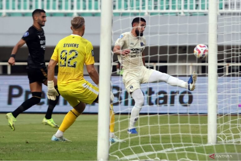 Alternatif judul yang bisa digunakan adalah: "Lefundes Berkomitmen Memberi Kesempatan Setara untuk Semua Pemain Persita.