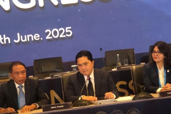 Larangan Suporter Tim Tamu di Sepak Bola Indonesia Diperpanjang" 

Alternatif judulnya bisa menjadi: 

1. "Panjangnya Larangan Suporter Tim Tamu dalam Sepak Bola Indonesia"
2. "Larangan Suporter Tim Tamu di Sepak Bola Indonesia Diakui Perpanjang"
3. "Sepak Bola Indonesia: Larangan Suporter Tim Tamu Berlanjut"
4. "Diperpanjangnya Larangan Suporter Tim Tamu di Liga Sepak Bola Indonesia"
5. "Pembatasan Suporter Tim Tamu di Sepak Bola Indonesia Diperpanjang"
   
Silakan pilih yang sesuai atau minta alternatif lain!