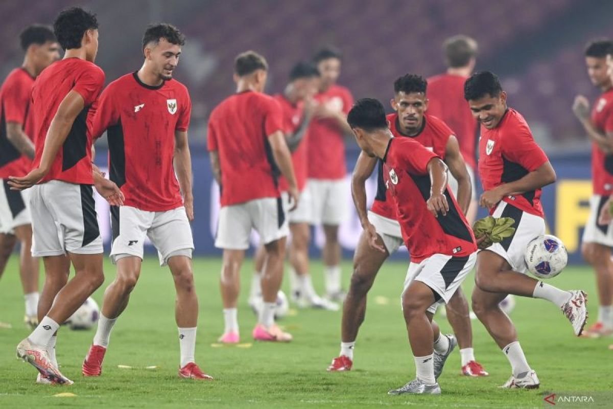 Here are some alternate title suggestions for "Pratinjau Indonesia vs China: Jangan sampai terpeleset di GBK":

1. "Preview Indonesia vs China: Waspadai Slip di GBK"
2. "Indonesia vs China: Hati-hati di GBK!"
3. "Menghadapi China: Persiapan Indonesia di GBK"
4. "Indonesia vs China: Jangan Terjatuh di Gelora Bung Karno"
5. "Sambut Pertandingan Indonesia vs China: Antisipasi Kecelakaan di GBK"
6. "Pratinjau Pertandingan Indonesia vs China: Fokus di GBK"
7. "Indonesia vs China: Kesiapan untuk Pertandingan di GBK"
8. "Jangan Terkecoh: Persiapan Indonesia Jelang Pertandingan vs China di GBK"
9. "Mengintip Pertandingan Indonesia vs China: Waspada di GBK"
10. "Indonesia vs China: Strategi Meminimalisir Kesalahan di GBK"

Feel free to mix and match elements from these suggestions to create the perfect title!