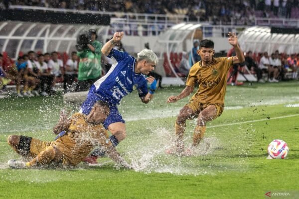 Berikut adalah beberapa alternatif judul untuk "PSIM Pertimbangkan Stadion Manahan Jadi Kandang Alternatif":

1. "PSIM Evaluasi Stadion Manahan Sebagai Pilihan Kandang Baru"
2. "PSIM Siasati Stadion Manahan Sebagai Markas Cadangan"
3. "PSIM Rencanakan Stadion Manahan Sebagai Kandang Alternatif"
4. "Stadion Manahan: Pilihan Kandang Cadangan dari PSIM"
5. "PSIM Tinjau Stadion Manahan Sebagai Lokasi Kandang Baru"
6. "PSIM Menjelajahi Stadion Manahan Sebagai Opsi Markas"
7. "Alterasi Kandang: PSIM Pertimbangkan Stadion Manahan"

Semoga salah satu dari judul-judul ini sesuai dengan yang Anda cari!