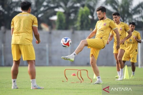 Berikut beberapa alternatif judul yang bisa digunakan:

1. "Madura United Targetkan Pemain Asing Baru dari Afrika"
2. "Madura United Incari Punggawa Afrika untuk Memperkuat Tim"
3. "Madura United Fokus Mencari Bakat Baru dari Afrika"
4. "Madura United Bidik Pemain Asing Afrikanya untuk Musim Depan"
5. "Madura United Siapkan Strategi untuk Datangkan Pemain Afrika"
6. "Pencarian Madura United: Bintang Baru dari Benua Afrika"
7. "Madura United Jajaki Transfer Pemain Asing Baru asal Afrika"

Silakan pilih atau modifikasi sesuai kebutuhan!