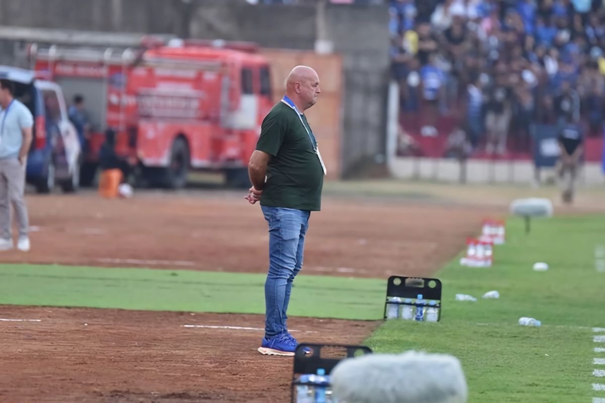 Bojan Hodak Tunjukkan Perhatian pada Lini Depan Persib Setelah Imbang Melawan PSIM
