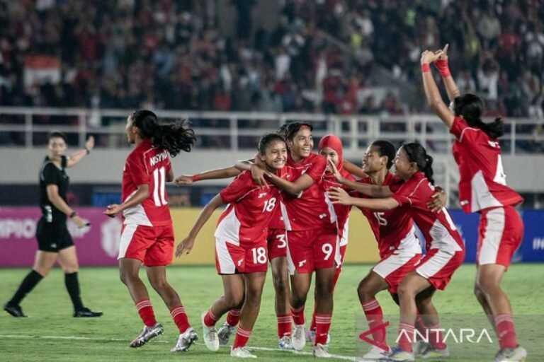 Here are some alternate title suggestions for "Tumbangkan Malaysia, Indonesia ke semifinal Kejuaraan ASEAN Putri U-16":

1. "Indonesia Melaju ke Semifinal setelah Kalahkan Malaysia di Kejuaraan ASEAN Putri U-16"
2. "Kemenangan Gemilang: Indonesia Taklukkan Malaysia Menuju Semifinal Kejuaraan ASEAN Putri U-16"
3. "Indonesia Bersinar di Kejuaraan ASEAN Putri U-16, Tundukkan Malaysia dengan Mantap"
4. "Langkah Pasti Indonesia ke Semifinal Usai Mengalahkan Malaysia di Kejuaraan ASEAN Putri U-16"
5. "Indonesia Buktikan Kekuatan, Kalahkan Malaysia dan Capai Semifinal Kejuaraan ASEAN Putri U-16"

Feel free to choose any of these or modify them further!
