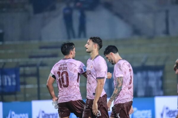 Here are a few alternate titles you could consider:

1. "Persik Kediri Bertekad Tak Kehilangan Poin Melawan Persija Jakarta"
2. "Pertarungan Krusial: Persik Kediri Targetkan Poin Penuh Lawan Persija Jakarta"
3. "Duel Sengit: Persik Kediri Siap Pertahankan Poin di Hadapan Persija Jakarta"
4. "Persik Kediri Tak Mau Mengalah: Fokus Penuh Hadapi Persija Jakarta"
5. "Misi Menjaga Poin: Persik Kediri versus Persija Jakarta"

Feel free to choose any of these or modify them further!