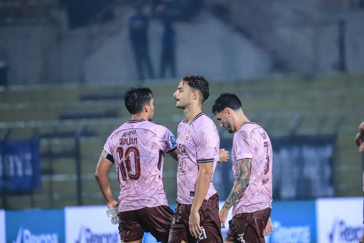 Here are a few alternate titles you could consider:

1. "Persik Kediri Bertekad Tak Kehilangan Poin Melawan Persija Jakarta"
2. "Pertarungan Krusial: Persik Kediri Targetkan Poin Penuh Lawan Persija Jakarta"
3. "Duel Sengit: Persik Kediri Siap Pertahankan Poin di Hadapan Persija Jakarta"
4. "Persik Kediri Tak Mau Mengalah: Fokus Penuh Hadapi Persija Jakarta"
5. "Misi Menjaga Poin: Persik Kediri versus Persija Jakarta"

Feel free to choose any of these or modify them further!