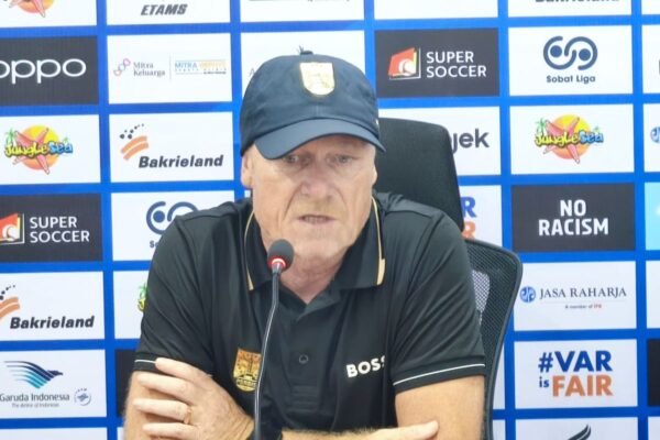 Berikut adalah beberapa alternatif judul untuk berita tersebut:

1. "Persis Solo Tingkatkan Persiapan Menjelang Pertandingan Melawan Persib Bandung"
2. "Persis Solo Fokus pada Perbaikan Tim Sebelum Duel dengan Persib Bandung"
3. "Menjelang Pertandingan Melawan Persib, Persis Solo Lakukan Perbaikan Strategi"
4. "Persis Solo Siapkan Diri dengan Perbaikan Menjelang Pertarungan Lawan Persib Bandung"
5. "Persis Solo Terus Berbenah untuk Hadapi Persib Bandung di Laga Selanjutnya"

Silakan pilih atau sesuaikan dengan kebutuhan Anda!