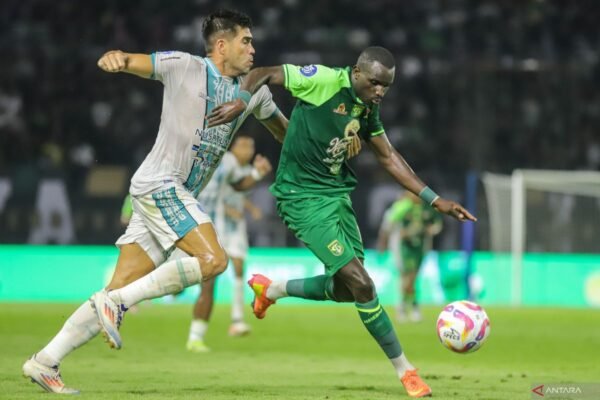 Pertandingan Terwarnai Tiga Kartu Merah, PSBS dan Persebaya Selesai Imbang