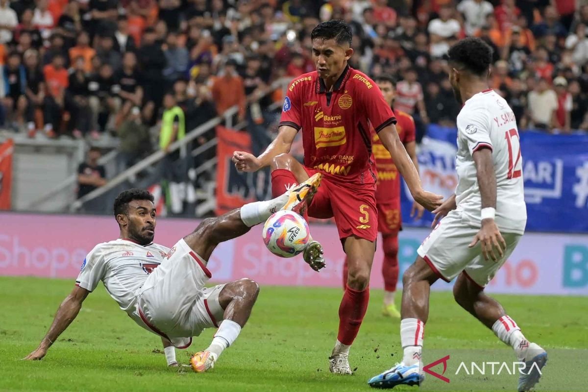 Gol Rizky Ridho ke Gawang Arema FC Masuk Nominasi Puskas Award 2025" bisa diterjemahkan atau diubah judulnya menjadi:

"Rizky Ridho: Gol Spektakuler yang Mengantar Nominasi Puskas Award 2025 untuk Arema FC" 

Atau

"Keajaiban Gol Rizky Ridho: Nominasi Puskas Award 2025 untuk Arema FC!" 

Silakan pilih atau modifikasi sesuai kebutuhan!