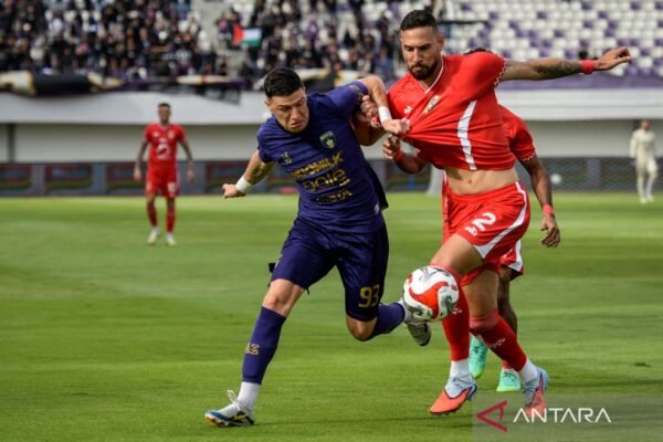 Berikut beberapa alternatif judul untuk "Carlos Pena Cari Formula Terbaik untuk Persita Tangerang":

1. "Carlos Pena Mencari Strategi Ideal untuk Persita Tangerang"
2. "Formula Sempurna Carlos Pena untuk Meningkatkan Kinerja Persita Tangerang"
3. "Carlos Pena Berusaha Temukan Metode Terbaik bagi Persita Tangerang"
4. "Strategi Carlos Pena: Membangun Persita Tangerang yang Lebih Kuat"
5. "Carlos Pena: Menyusun Rencana Terbaik untuk Persita Tangerang"
6. "Mencari Solusi Optimal: Carlos Pena dan Perjuangan Persita Tangerang"
7. "Carlos Pena: Menggali Potensi Terbaik Persita Tangerang"
8. "Racikan Strategi Carlos Pena untuk Membangun Tim Persita Tangerang"

Semoga alternatif ini membantu!