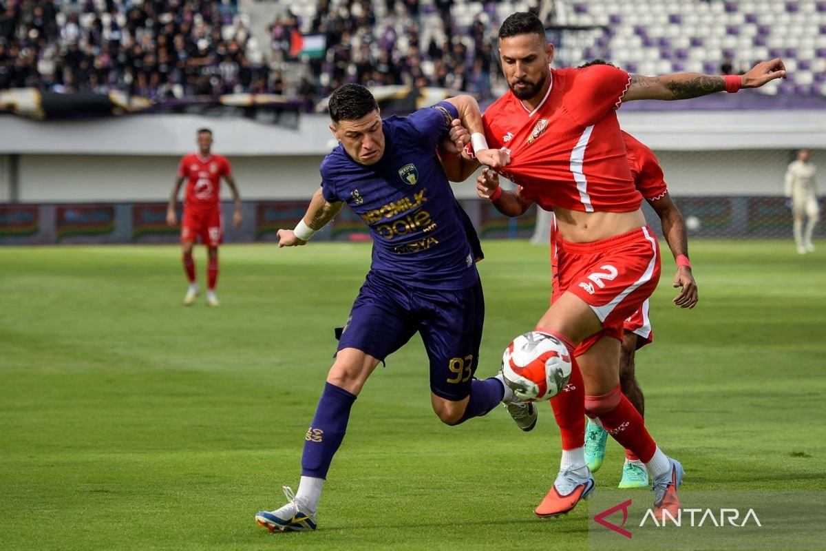 Berikut beberapa alternatif judul untuk "Carlos Pena Cari Formula Terbaik untuk Persita Tangerang":

1. "Carlos Pena Mencari Strategi Ideal untuk Persita Tangerang"
2. "Formula Sempurna Carlos Pena untuk Meningkatkan Kinerja Persita Tangerang"
3. "Carlos Pena Berusaha Temukan Metode Terbaik bagi Persita Tangerang"
4. "Strategi Carlos Pena: Membangun Persita Tangerang yang Lebih Kuat"
5. "Carlos Pena: Menyusun Rencana Terbaik untuk Persita Tangerang"
6. "Mencari Solusi Optimal: Carlos Pena dan Perjuangan Persita Tangerang"
7. "Carlos Pena: Menggali Potensi Terbaik Persita Tangerang"
8. "Racikan Strategi Carlos Pena untuk Membangun Tim Persita Tangerang"

Semoga alternatif ini membantu!